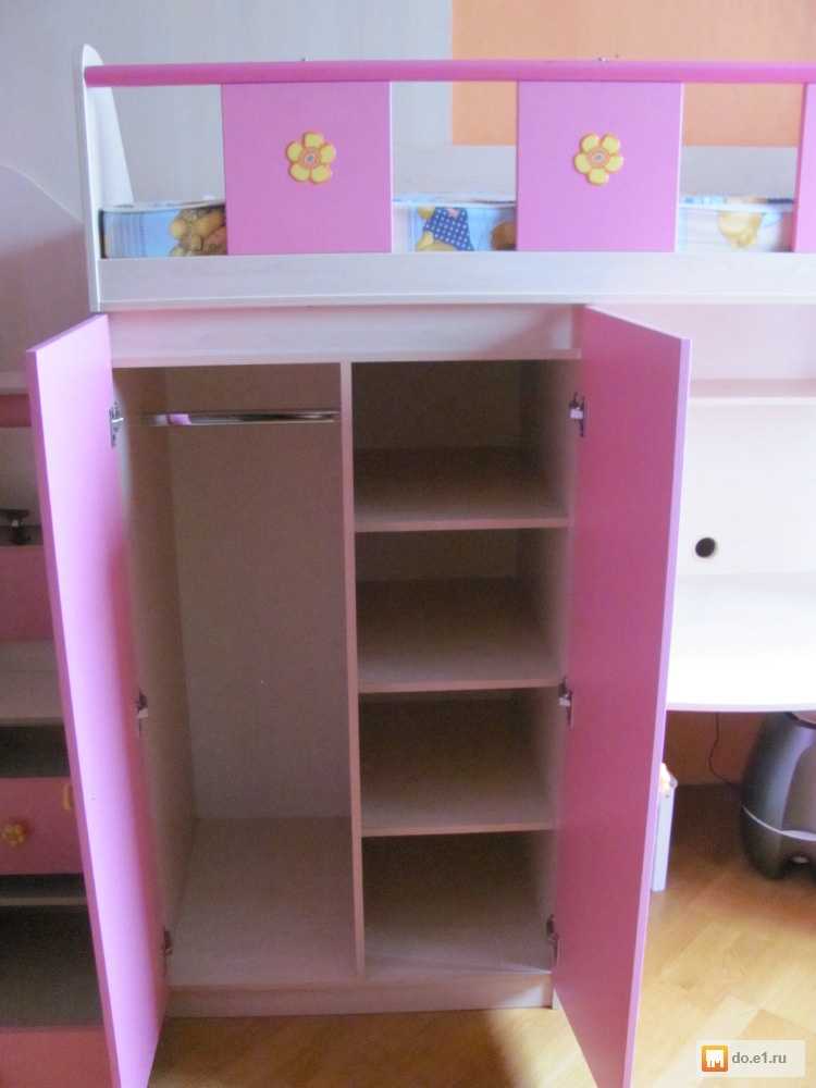 Шкаф-кровать с двумя ярусами для ребенка