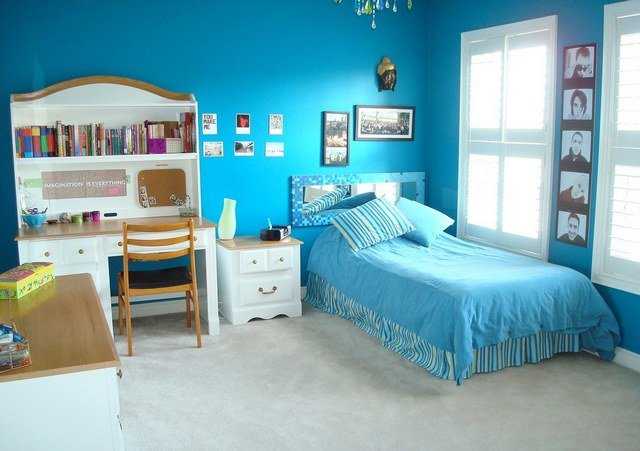 Комната с ярко-голубыми стенами