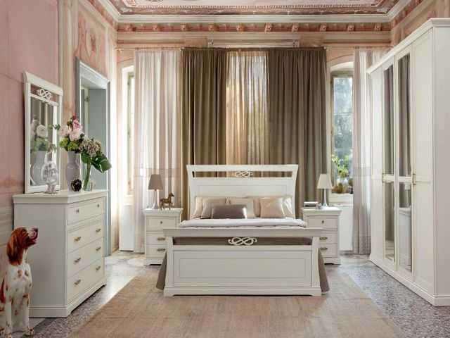 Удобное симметричное расположение мебели в спальне