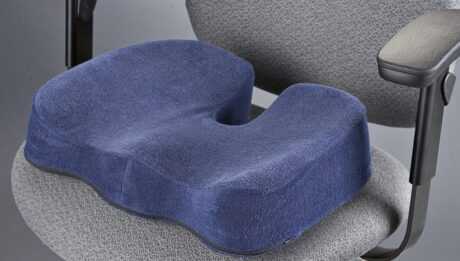 Предназначение ортопедической подушки на стул, ее конструкция 89 - ДиванеТТо