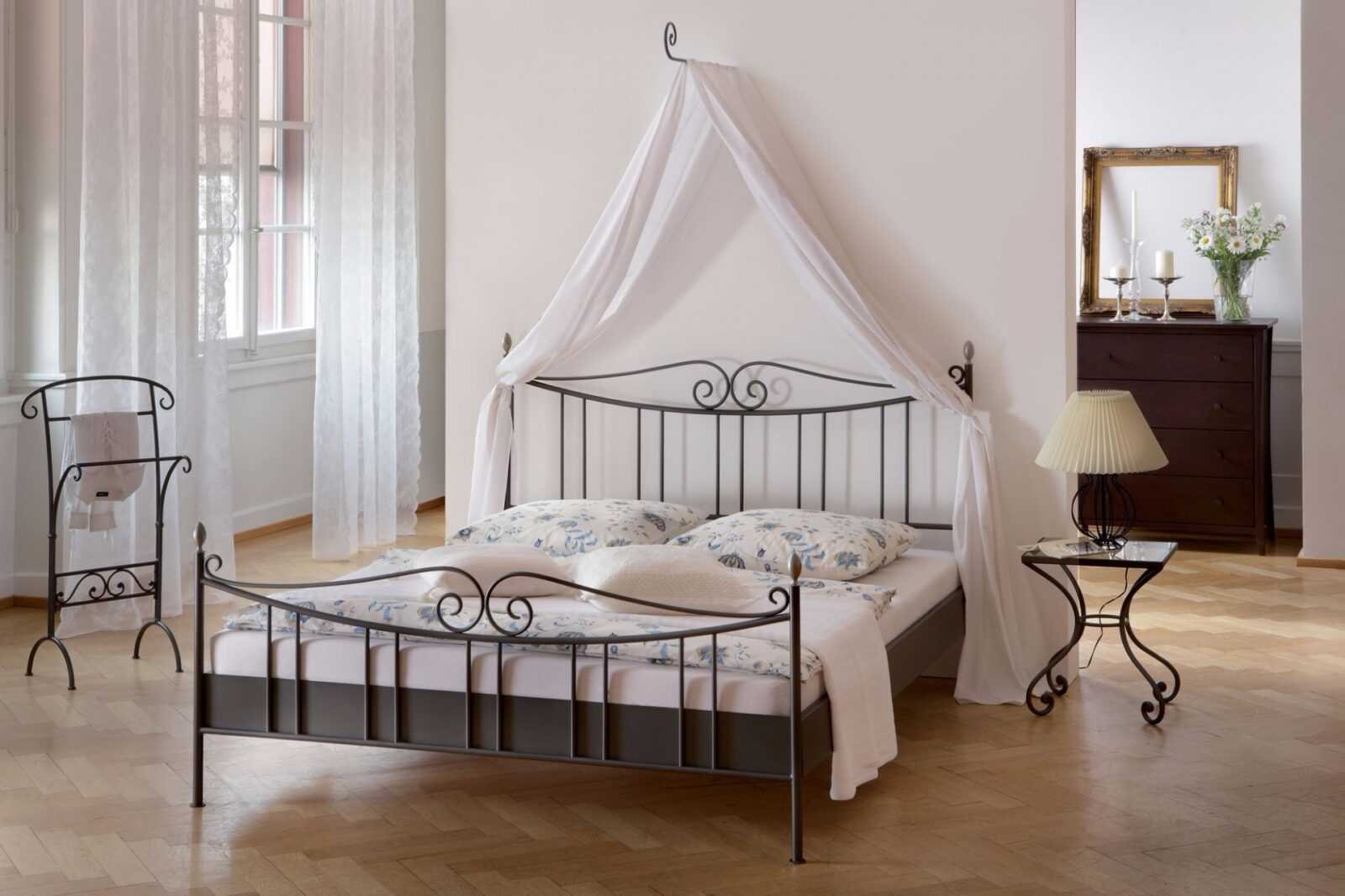 Роскошным дизайном обладают металлические кровати с балдахином