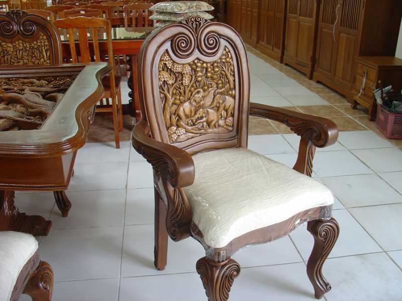 Мягкий стул из дорогого дерева