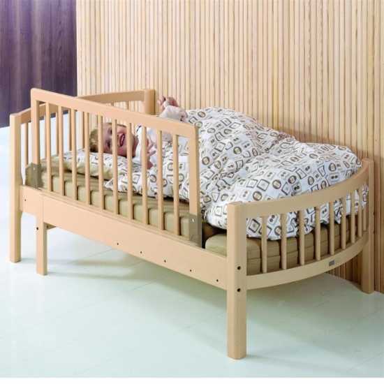 Деревянные предметы мебели для комнаты ребенка