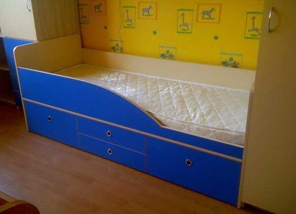 Синяя кровать с ящиками