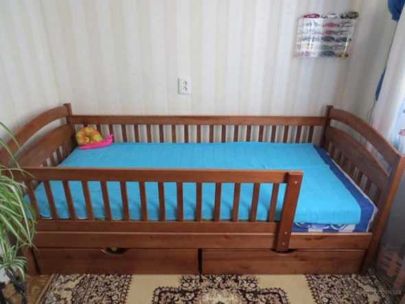 Детская кровать на основе натуральной древесины
