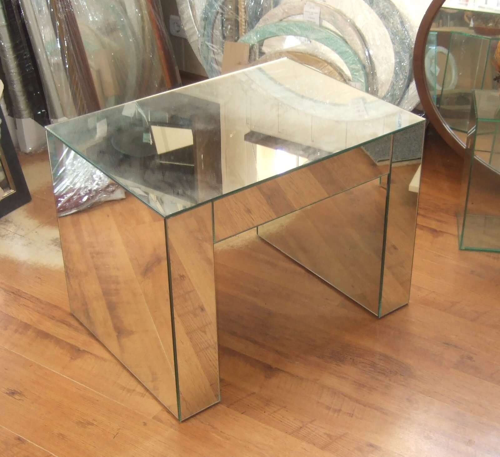 Мебель из стекла и зеркала