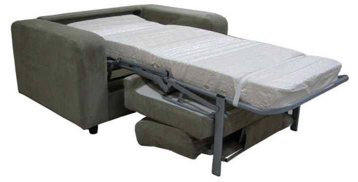 Спальное место образуется из спинки и сиденья кресла