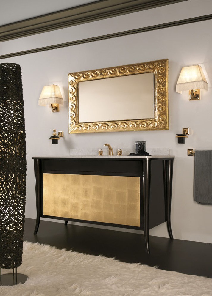 Мебель для ванной с красивым зеркалом