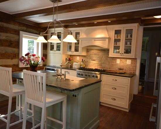 Белый кухонный гарнитур в деревянном интерьере