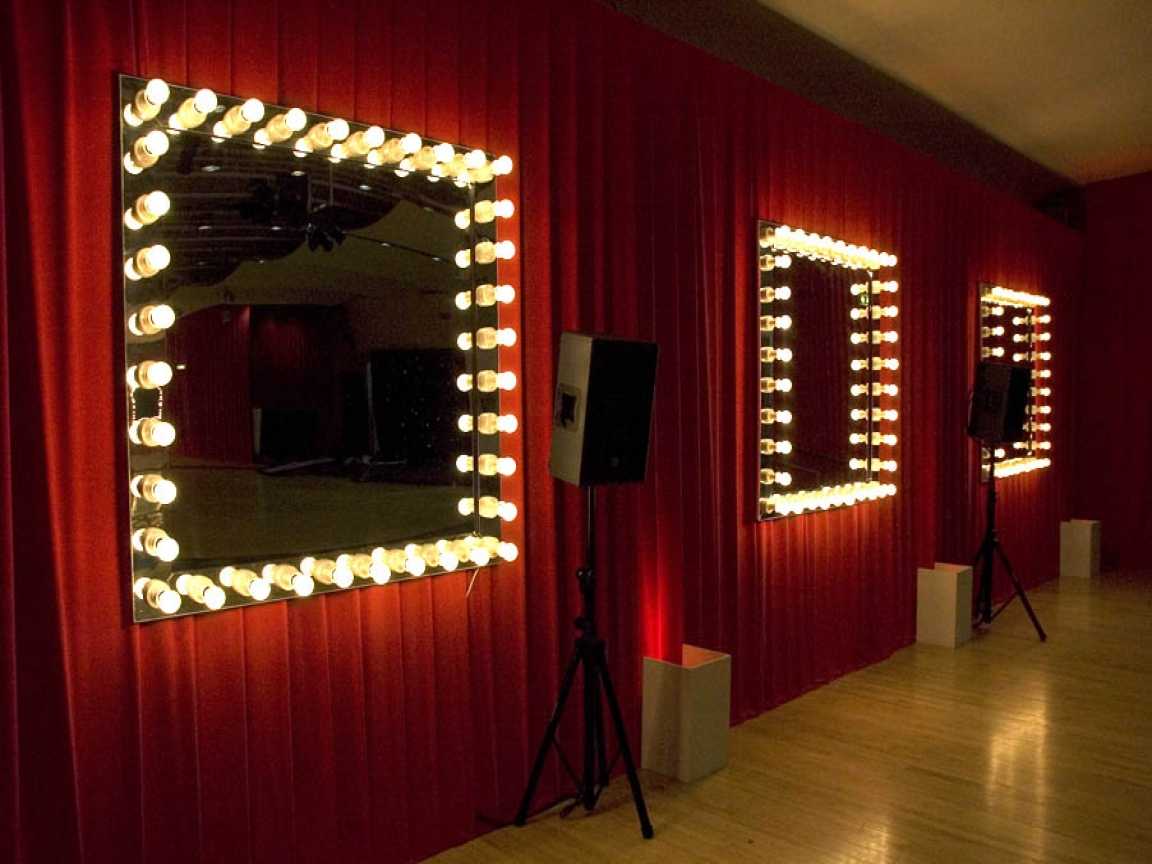 Разновидности зеркал с лампочками, причины популярности у женщин 35 - ДиванеТТо