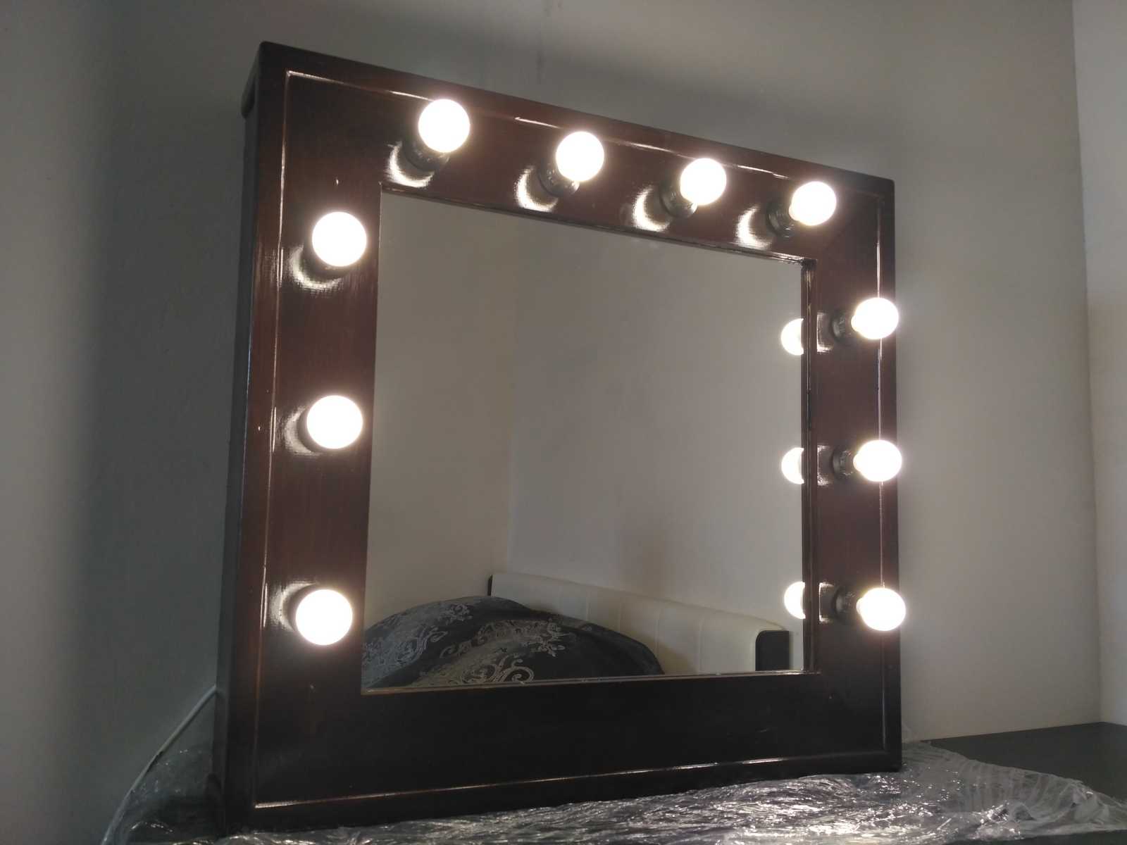 Разновидности зеркал с лампочками, причины популярности у женщин 67 - ДиванеТТо