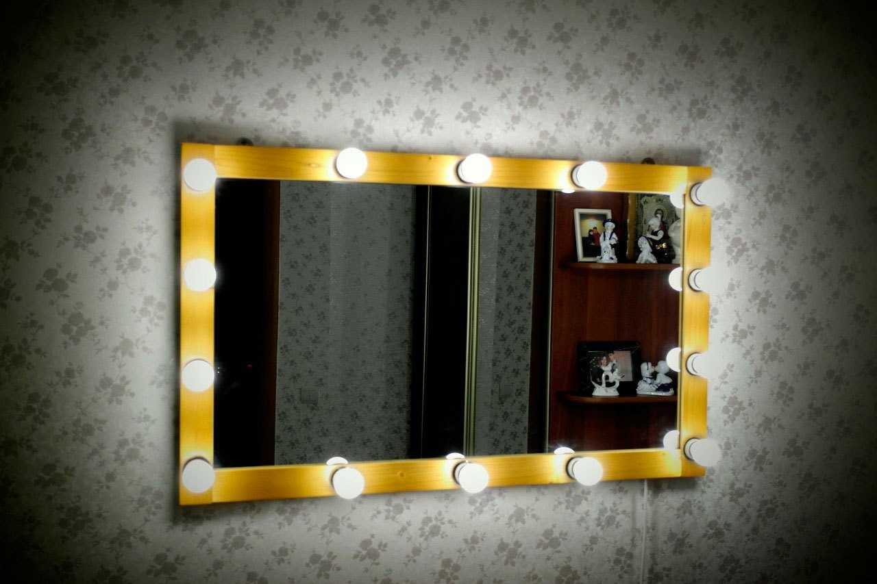 Разновидности зеркал с лампочками, причины популярности у женщин 71 - ДиванеТТо