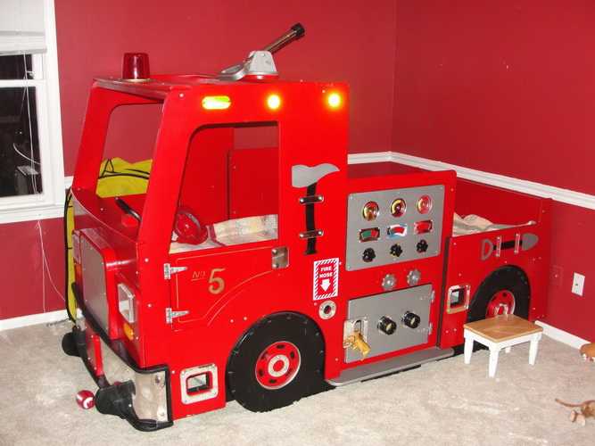 Кровать в виде пожарной машины