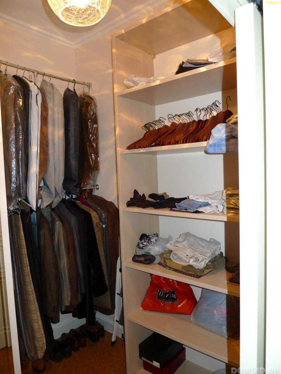 Небольшая гардеробная комната
