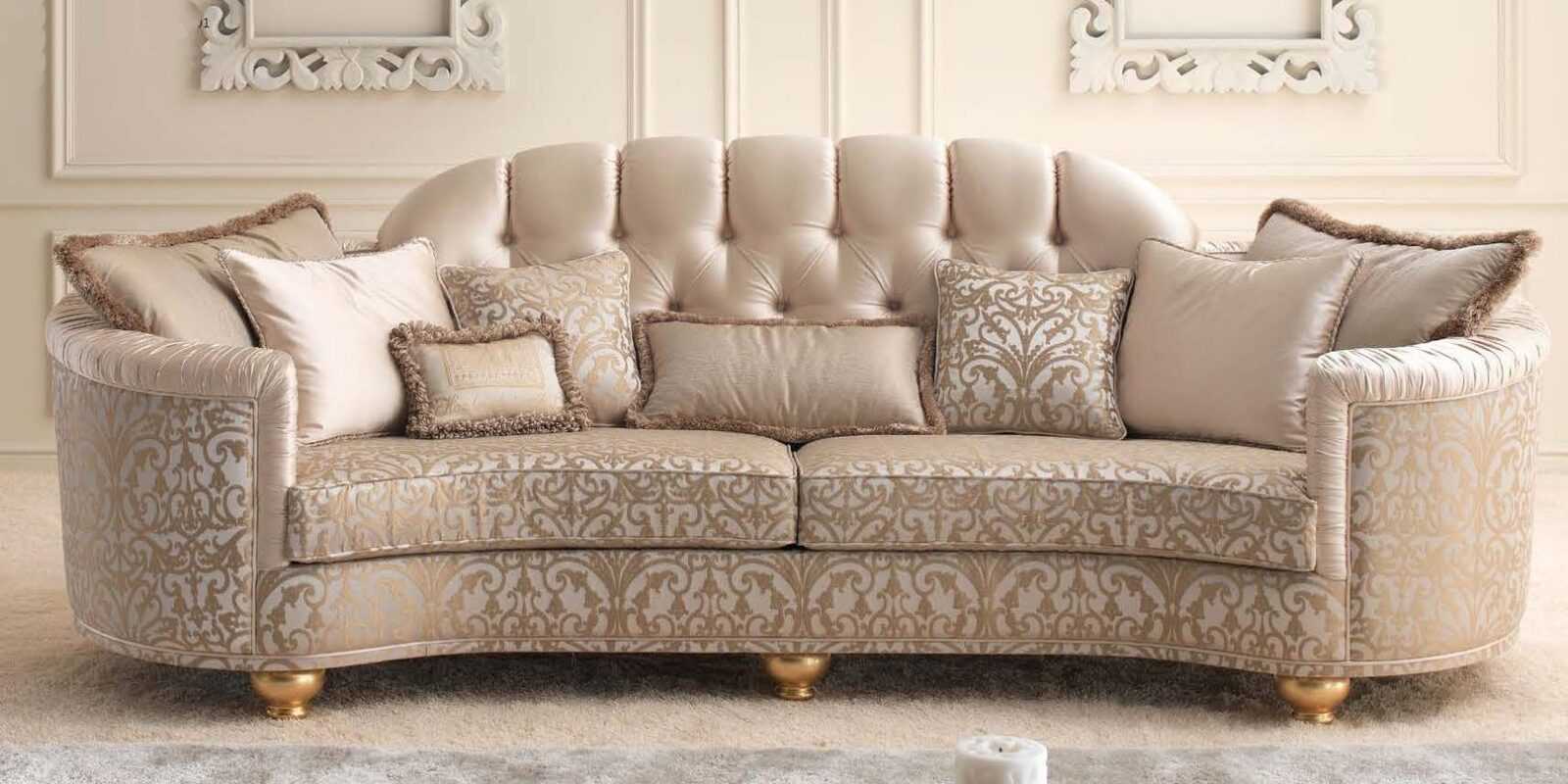 Красивый светлый диван