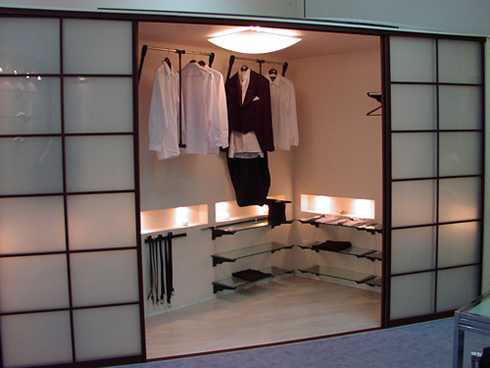 Обустроенная сетчатая гардеробная комната