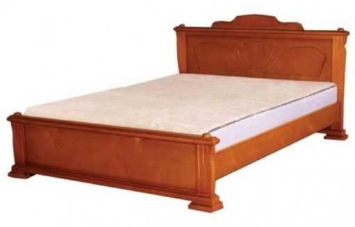 Светлая деревянная кровать