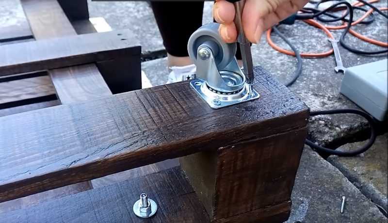 Способы изготовления столов из поддонов, интересные конструкции 41 - ДиванеТТо