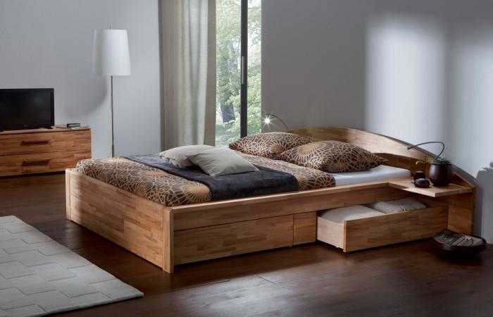 Так, удобные двуспальные кровати могут оснащаться дополнительными боковыми полками