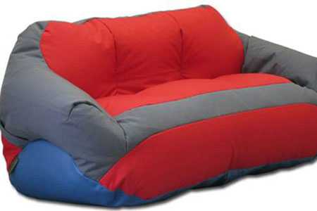 Серо-красный диван для дома