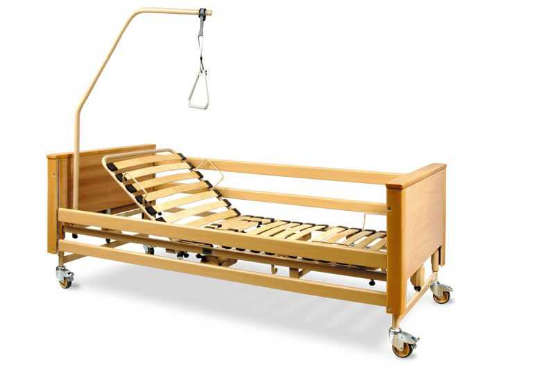 Деревянная кровать на колесиках
