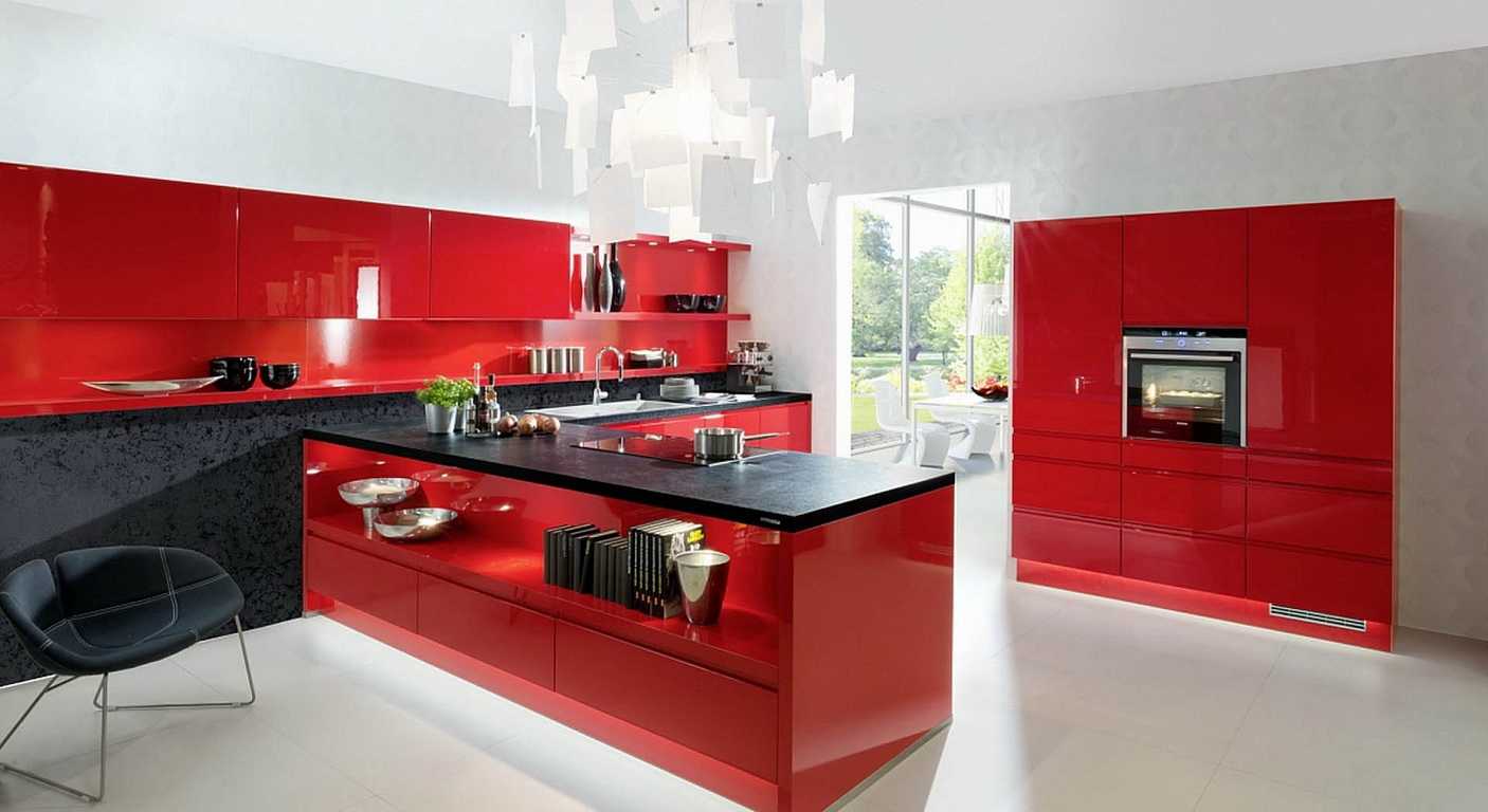 Красные глянцевые фасады немецкой кухонной мебели