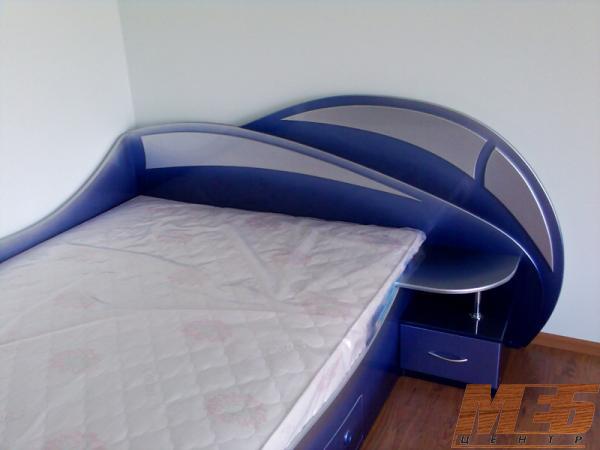Двуспальная угловая кровать с выдвижными бельевыми ящиками и встроенной прикроватной тумбой