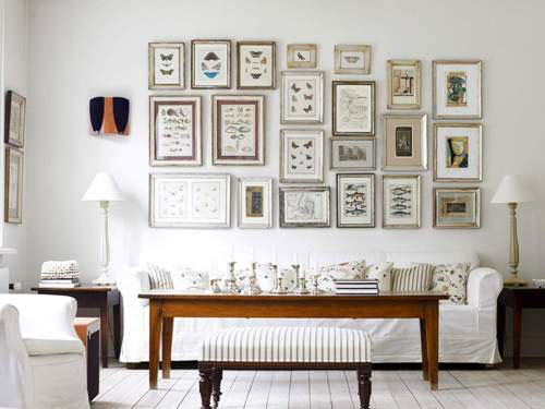 Белая мебель в классическом стиле на фоне белой стены