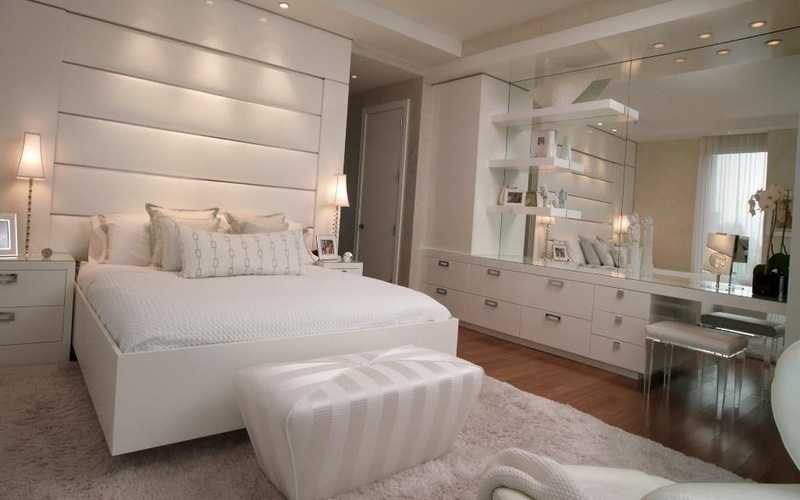 Белая кровать в интерьере спальни