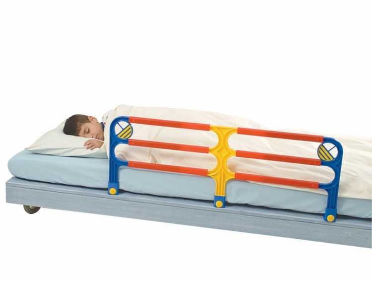 Как защитить ребенка от падения с кровати