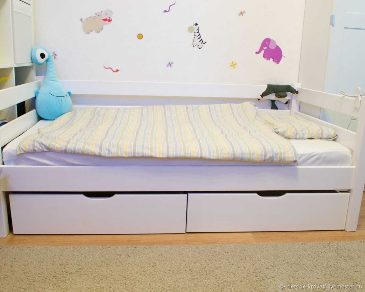 Кровать для ребенка с большими ящиками