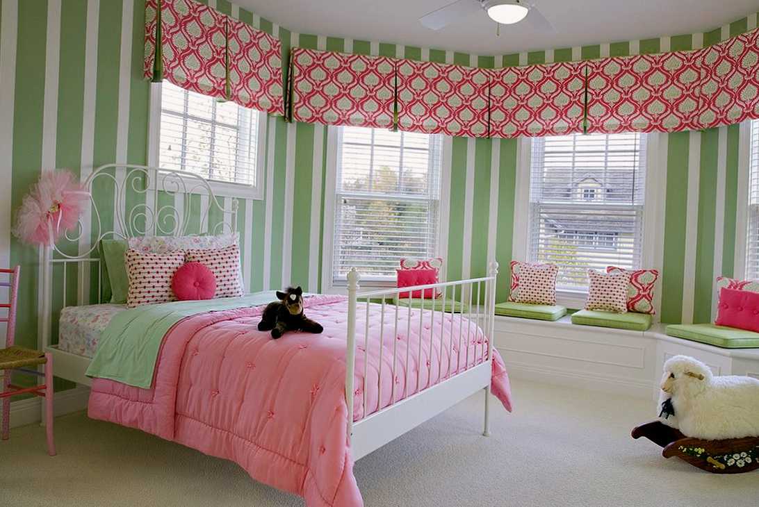 Красивая детская комната для девочки с большой кроватью