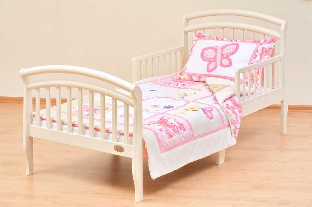 Кровать белая с бортиками от трех лет для девочек