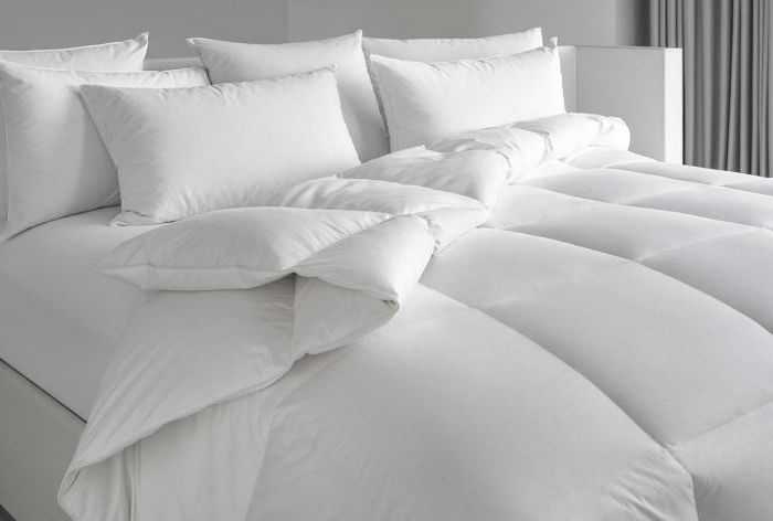 Белые ткани на кровати