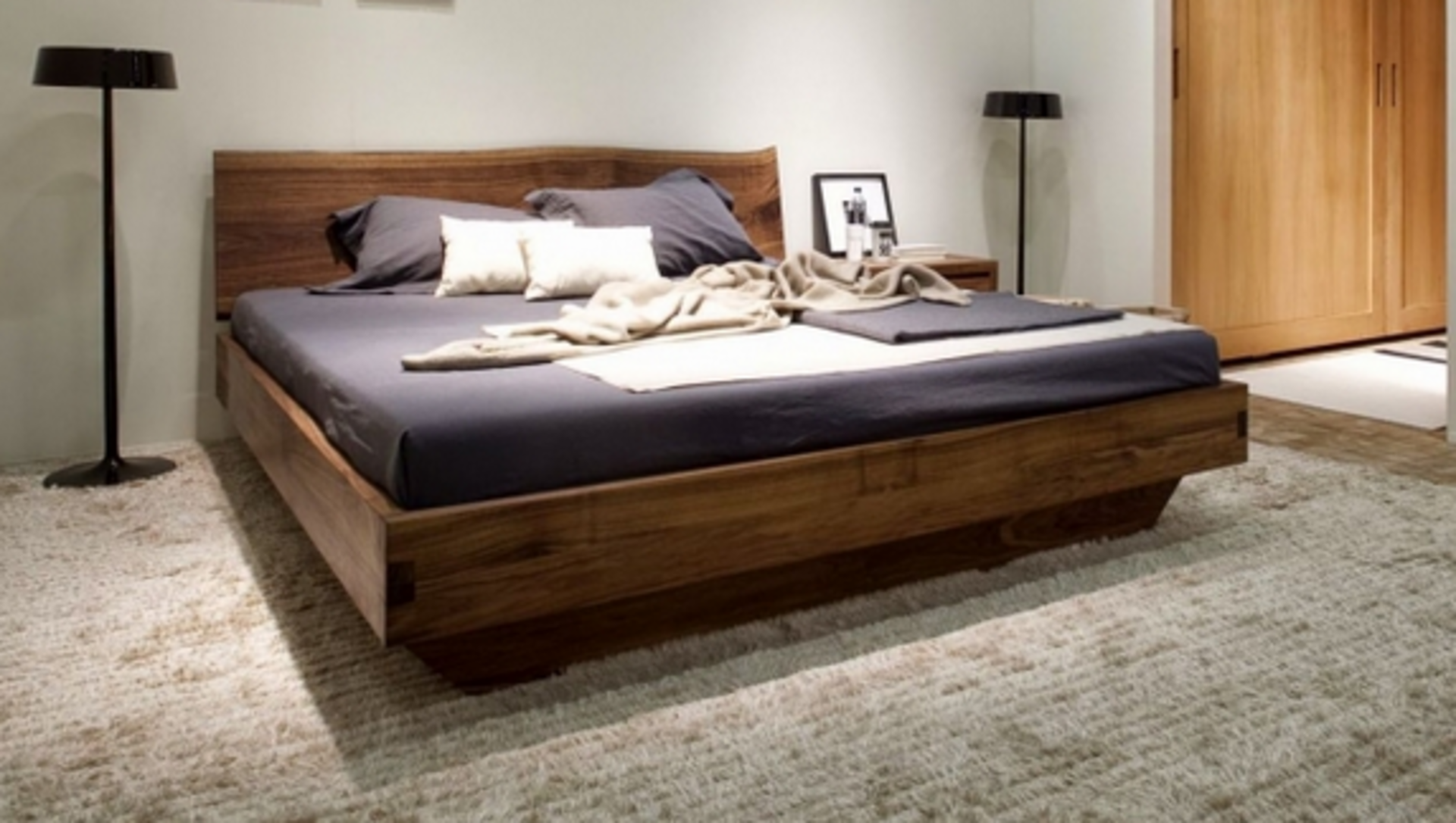 Деревянная прочная кровать для спальни в доме