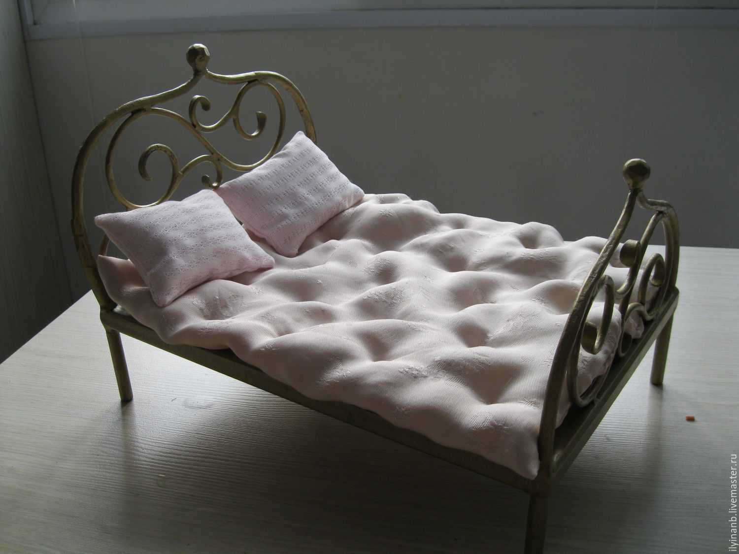 Кукольная кровать