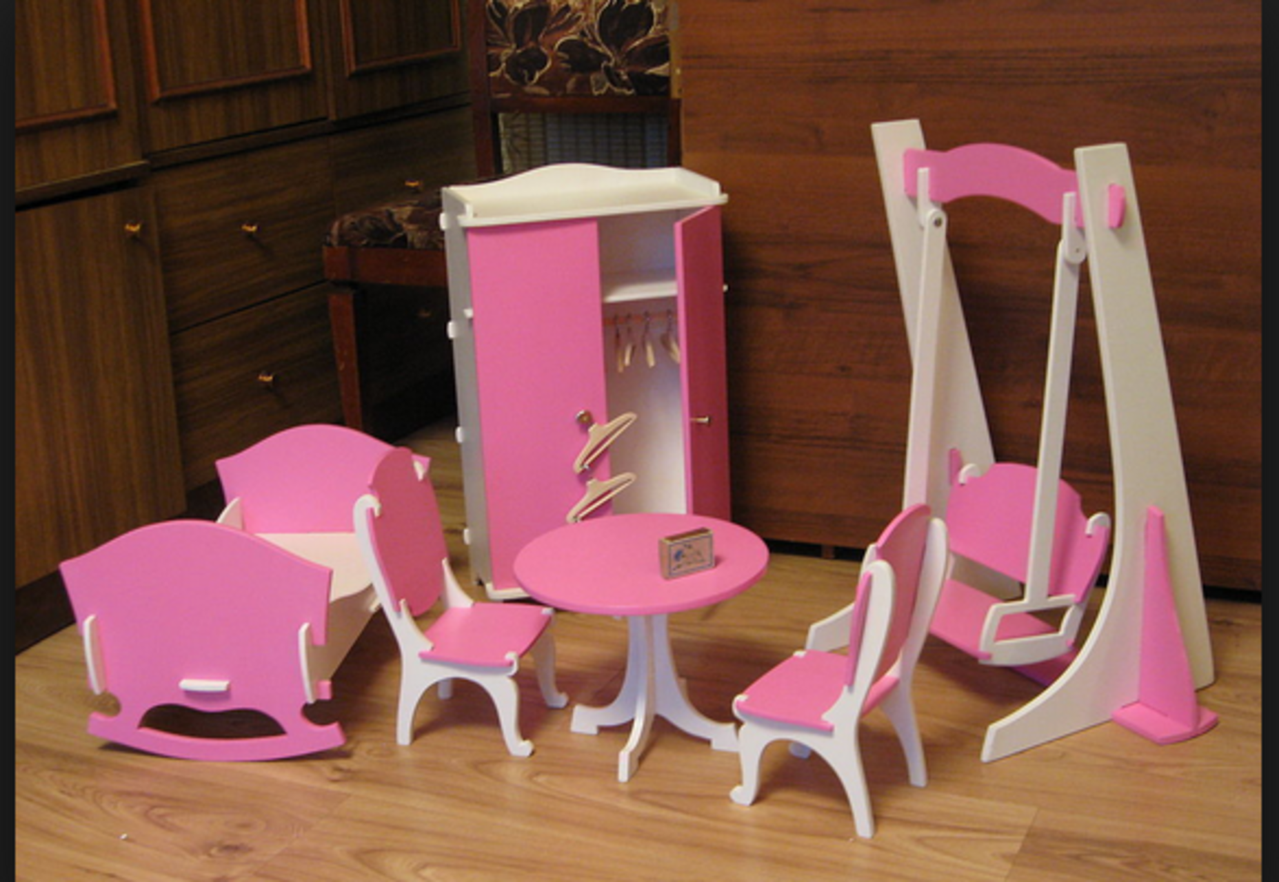 Розовая детская мебель