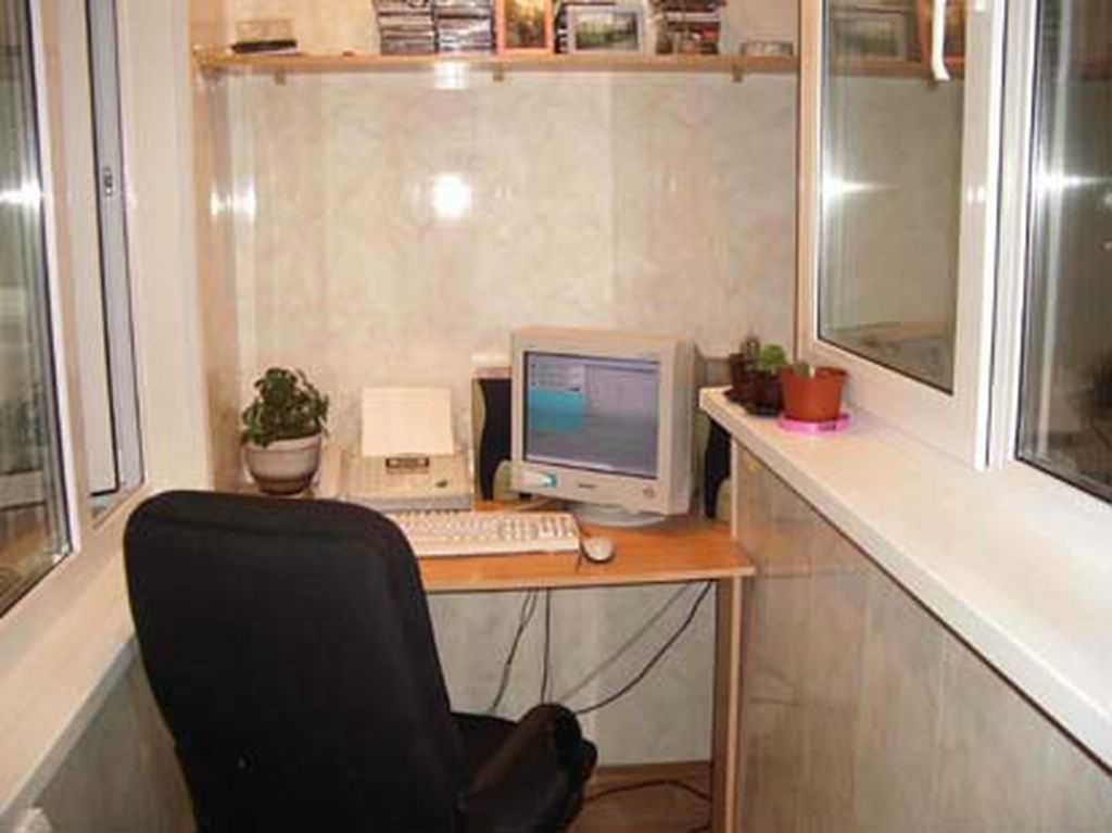 Компьютерный стол для узкого помещения