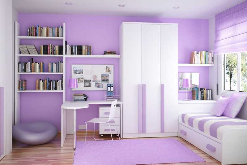 Стильная небольшая комната с белым диваном