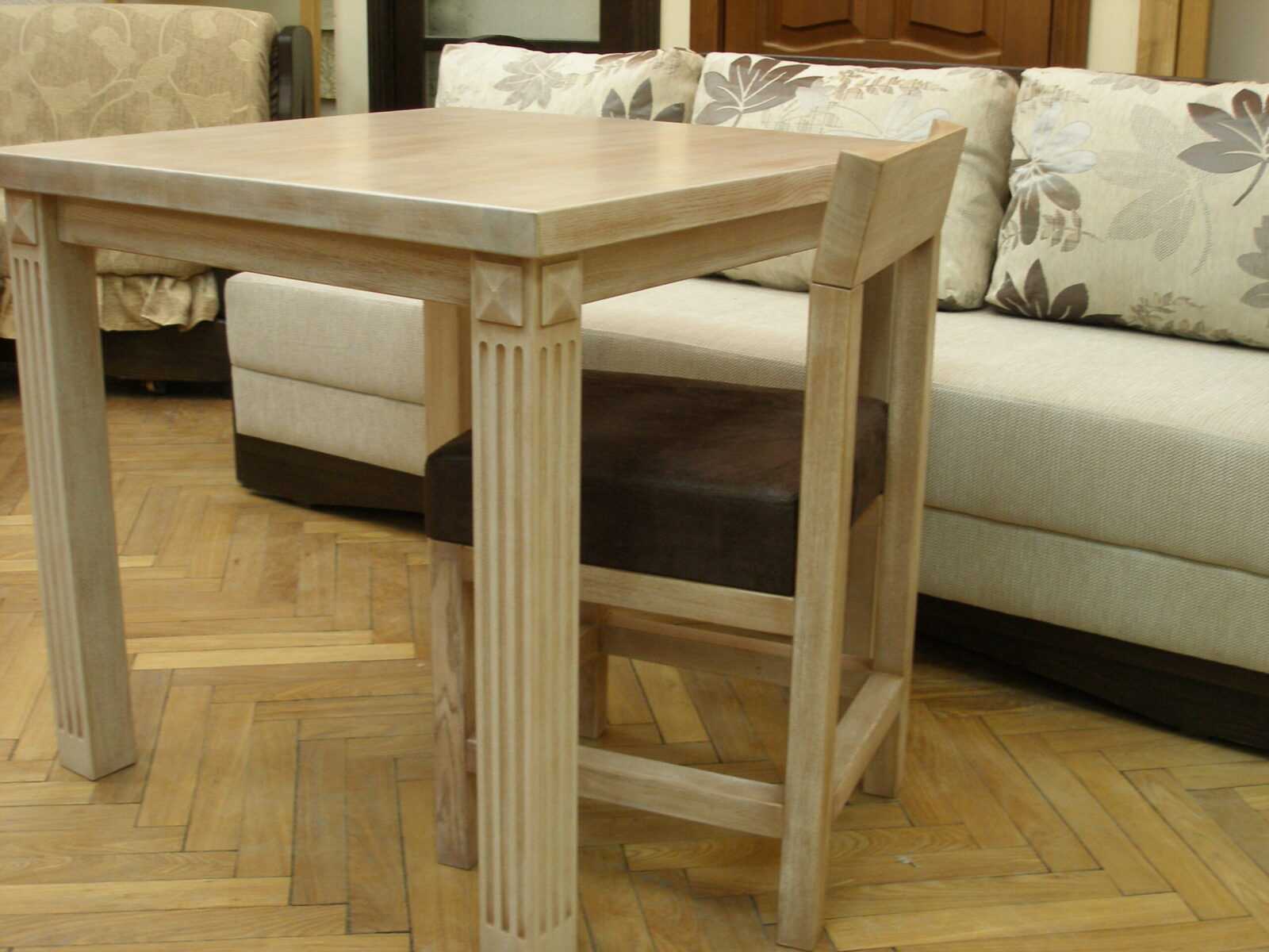 Стол и стульчик из натуральной древесины для дома