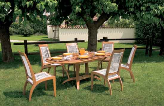 Садовые столы и стулья