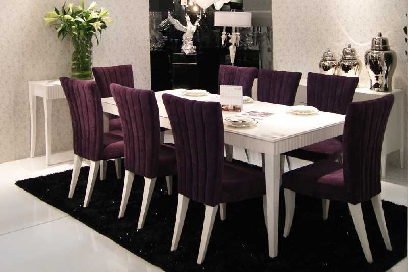 Фиолетовая обивка стульев в столовой
