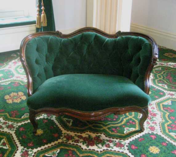 Зеленый небольшой диван