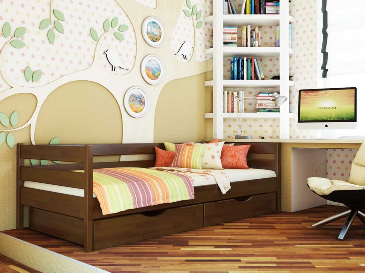 Кровать деревянная для дома