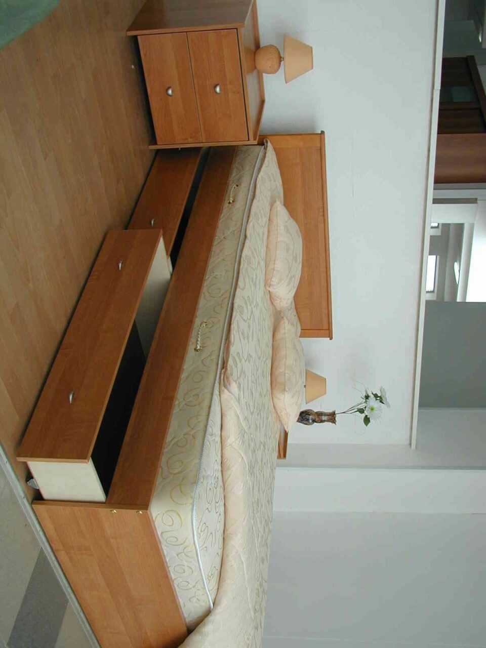 Кровать-подиум с нишей для хранения вещей