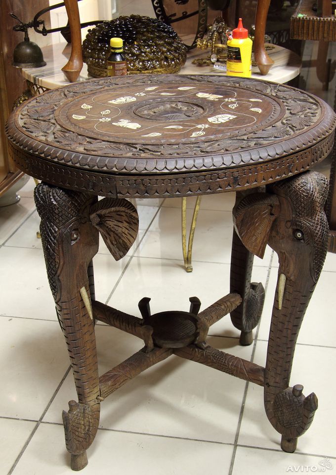 Старинный деревянный столик резной