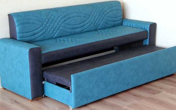Голубой практичный диван
