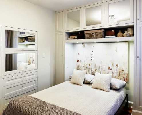 Белая встроенная мебель в спальню