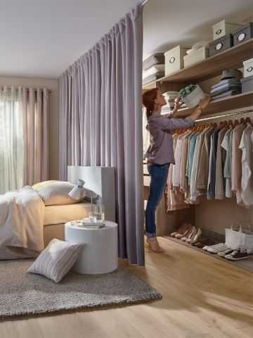 Открытый шкаф для одежды в спальне