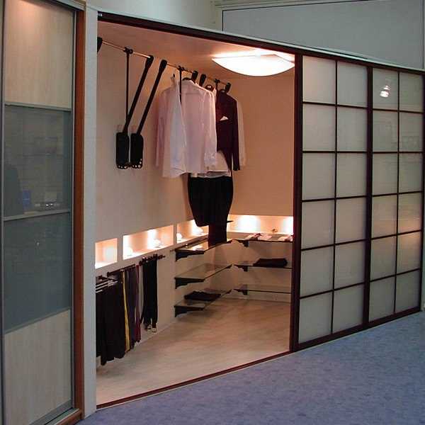 Красивая угловая гардеробная комната для дома